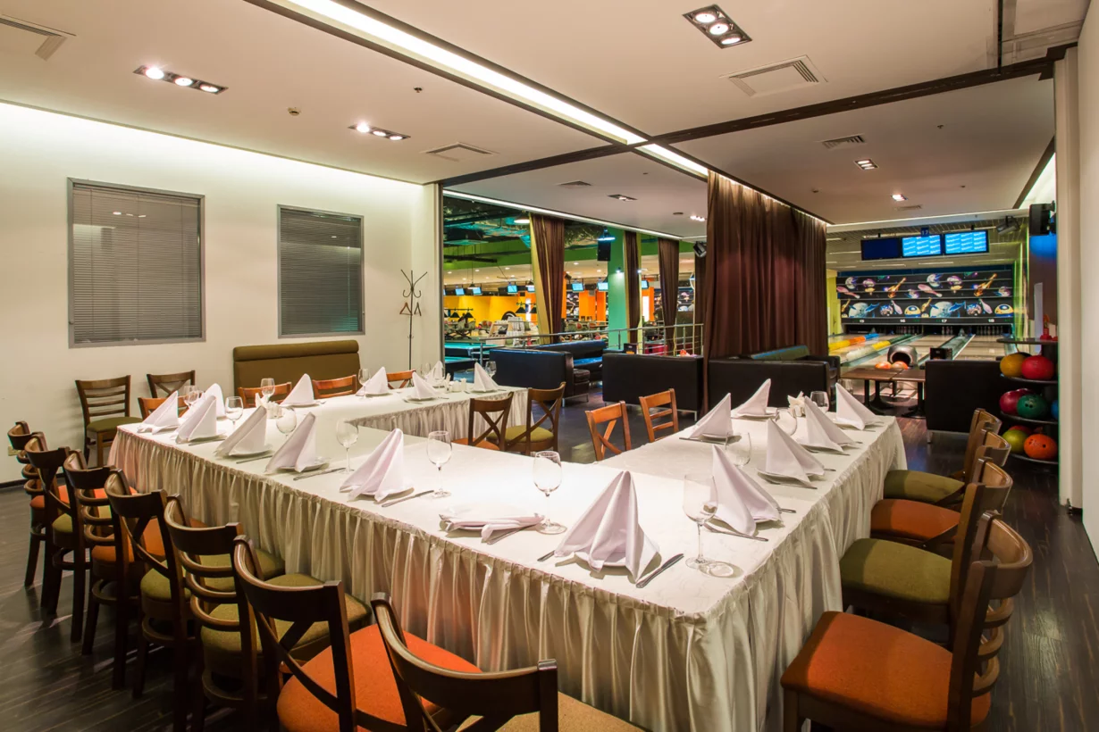 Интерьер/Экстерьер/Банкетная зона/Бар/Стол для двоих/Вход/Главный зал/Lounge зона банкетный зал Боулинг-клуб фото