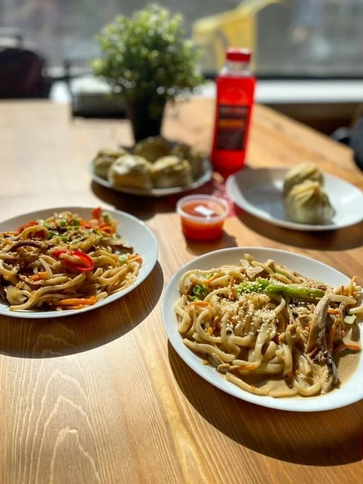 Интерьер/Экстерьер/Банкетная зона/Бар/Стол для двоих/Вход/Главный зал/Lounge зона кафе Хан Буз фото