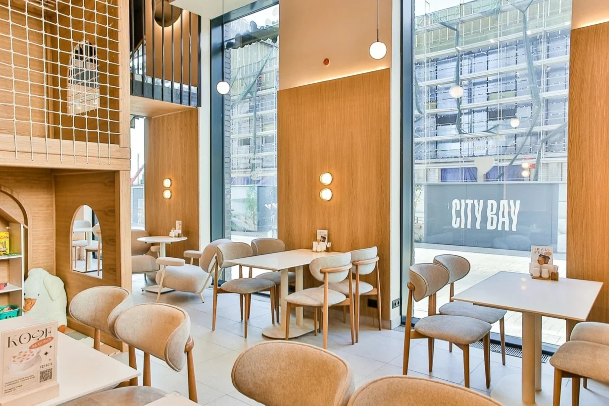 Интерьер/Экстерьер/Банкетная зона/Бар/Стол для двоих/Вход/Главный зал/Lounge зона кафе Здрасте фото