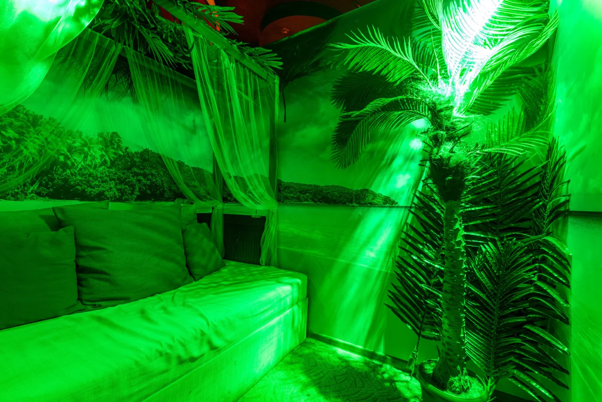 Интерьер/Экстерьер/Банкетная зона/Бар/Стол для двоих/Вход/Главный зал/Lounge зона клуб Burlesque фото