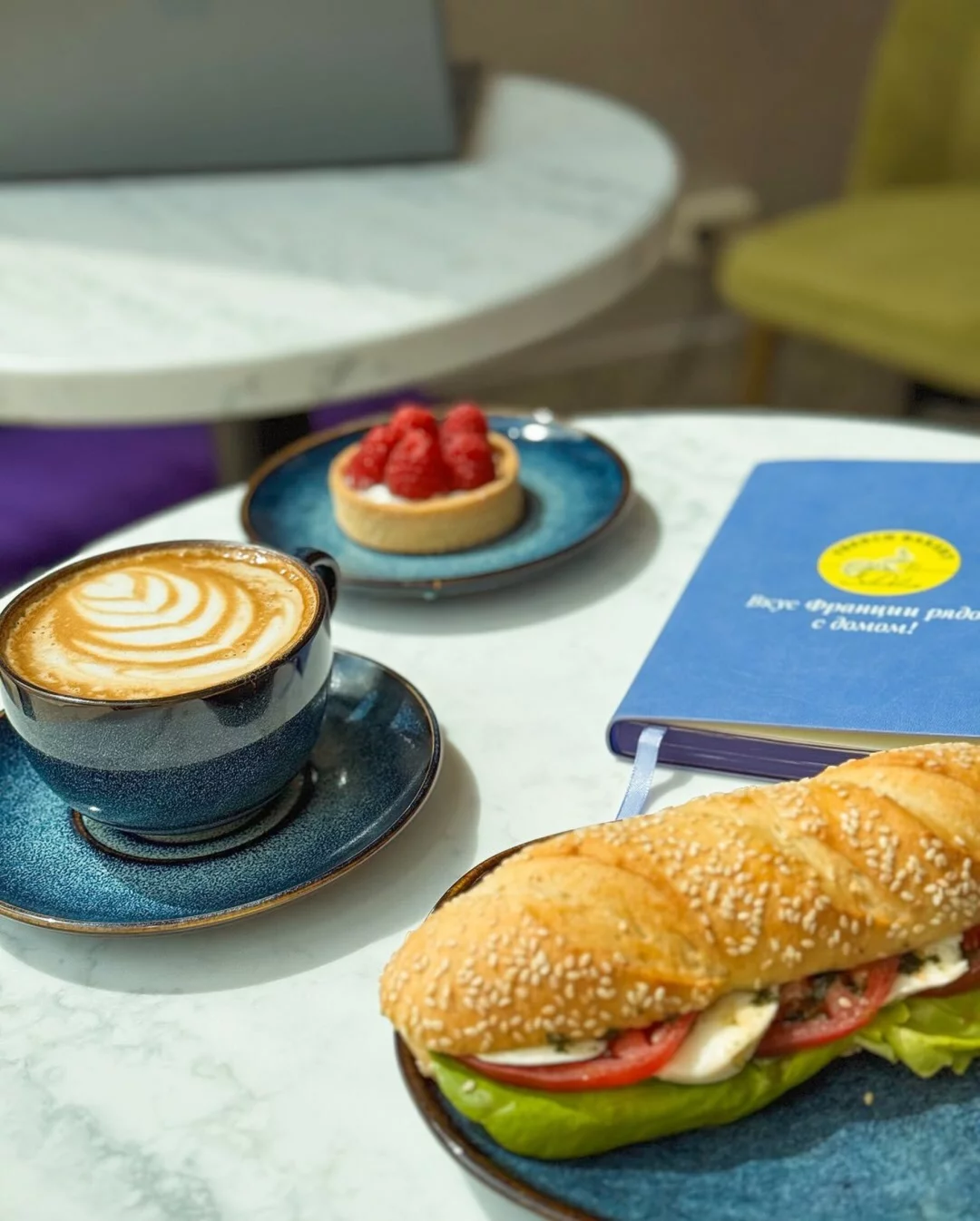 Интерьер/Экстерьер/Банкетная зона/Бар/Стол для двоих/Вход/Главный зал/Lounge зона кафе French Bakery Sedelice фото