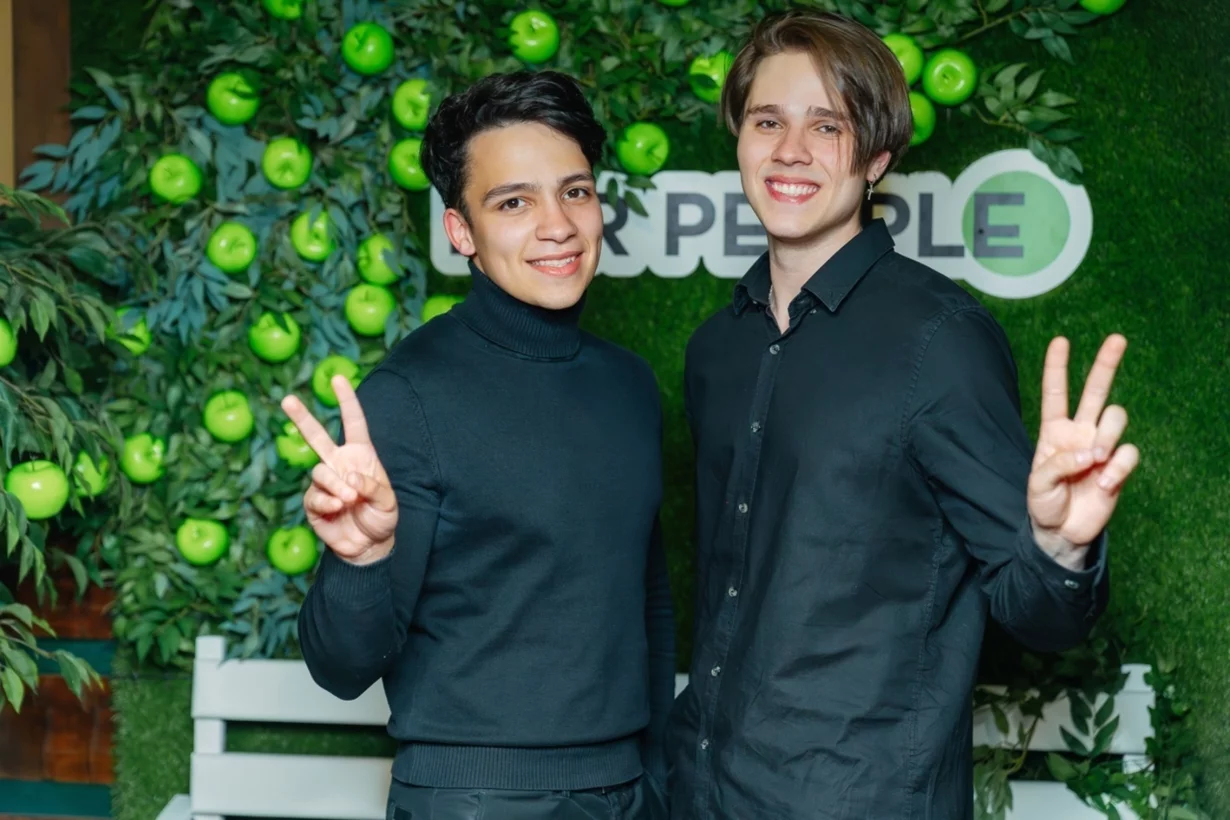 Интерьер/Экстерьер/Банкетная зона/Бар/Стол для двоих/Вход/Главный зал/Lounge зона бар For People фото