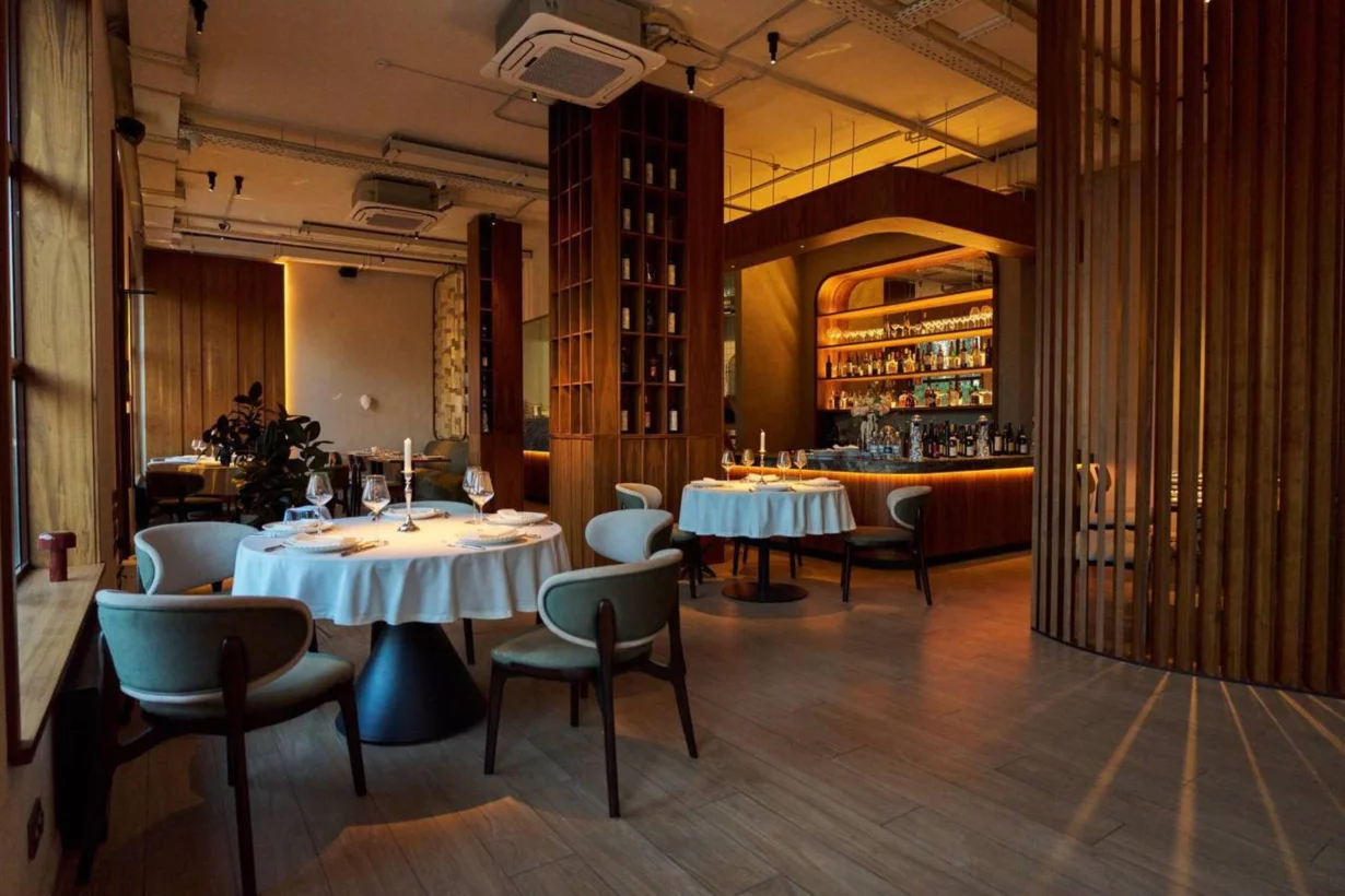 Интерьер/Экстерьер/Банкетная зона/Бар/Стол для двоих/Вход/Главный зал/Lounge зона ресторан Успенские встречи фото