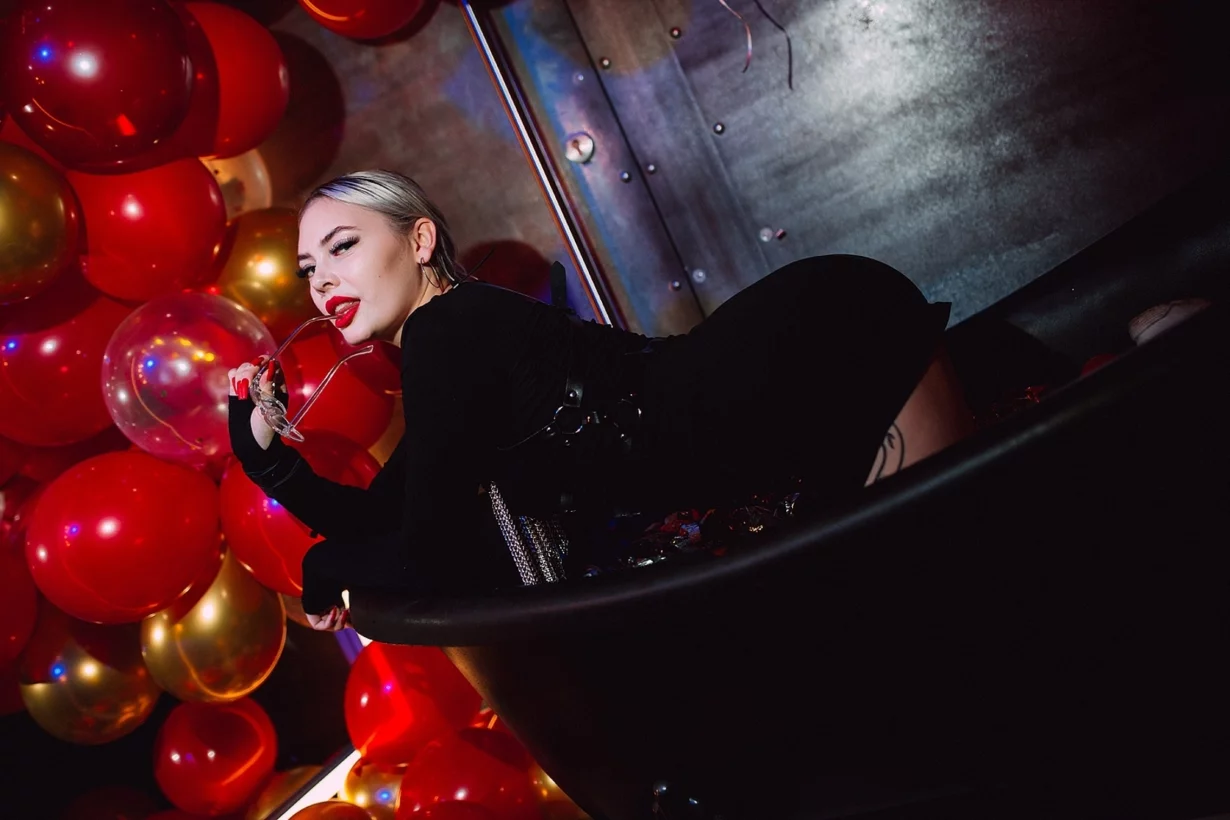 Интерьер/Экстерьер/Банкетная зона/Бар/Стол для двоих/Вход/Главный зал/Lounge зона клуб Синий Nebar фото