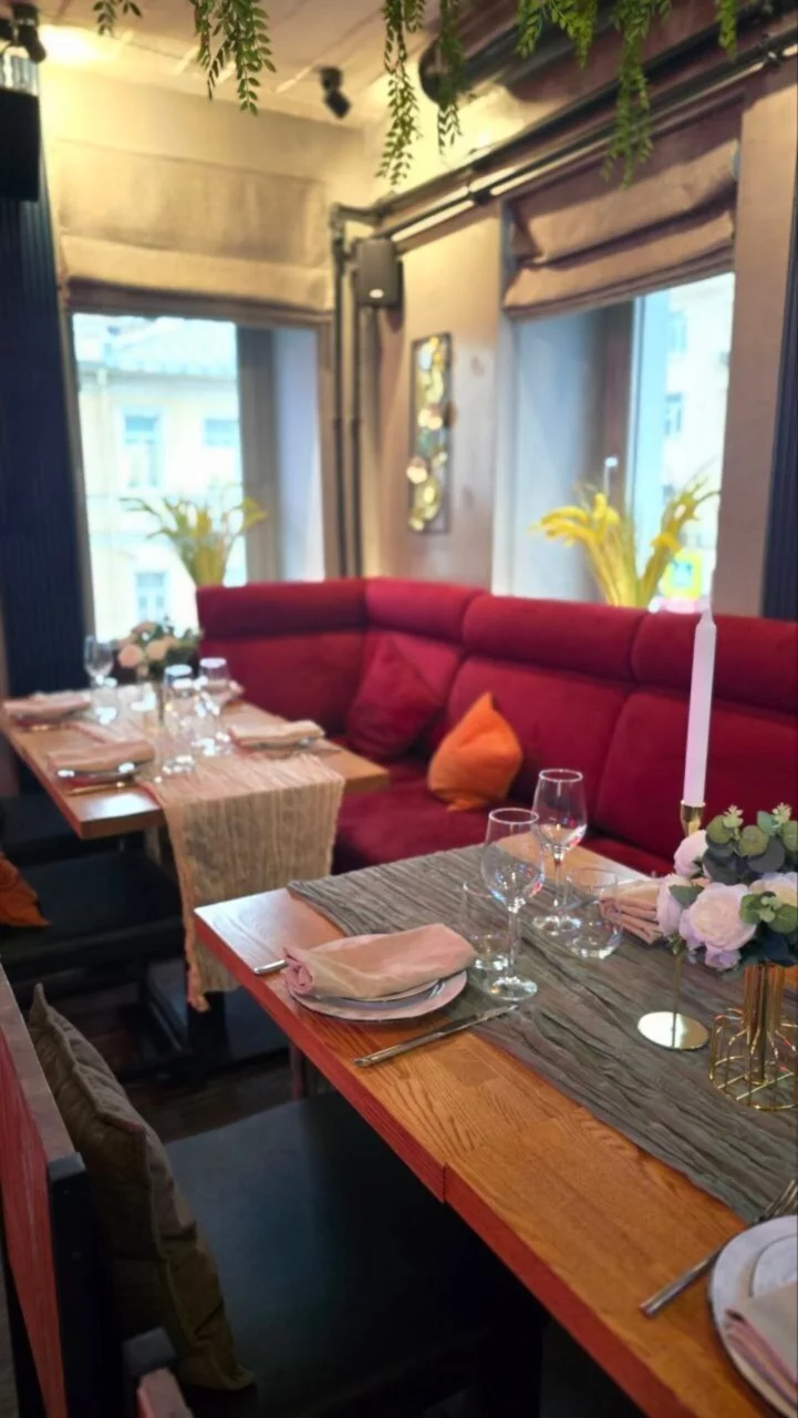 Интерьер/Экстерьер/Банкетная зона/Бар/Стол для двоих/Вход/Главный зал/Lounge зона ресторан Раковарня «В ус не дул» на Пятницкой фото