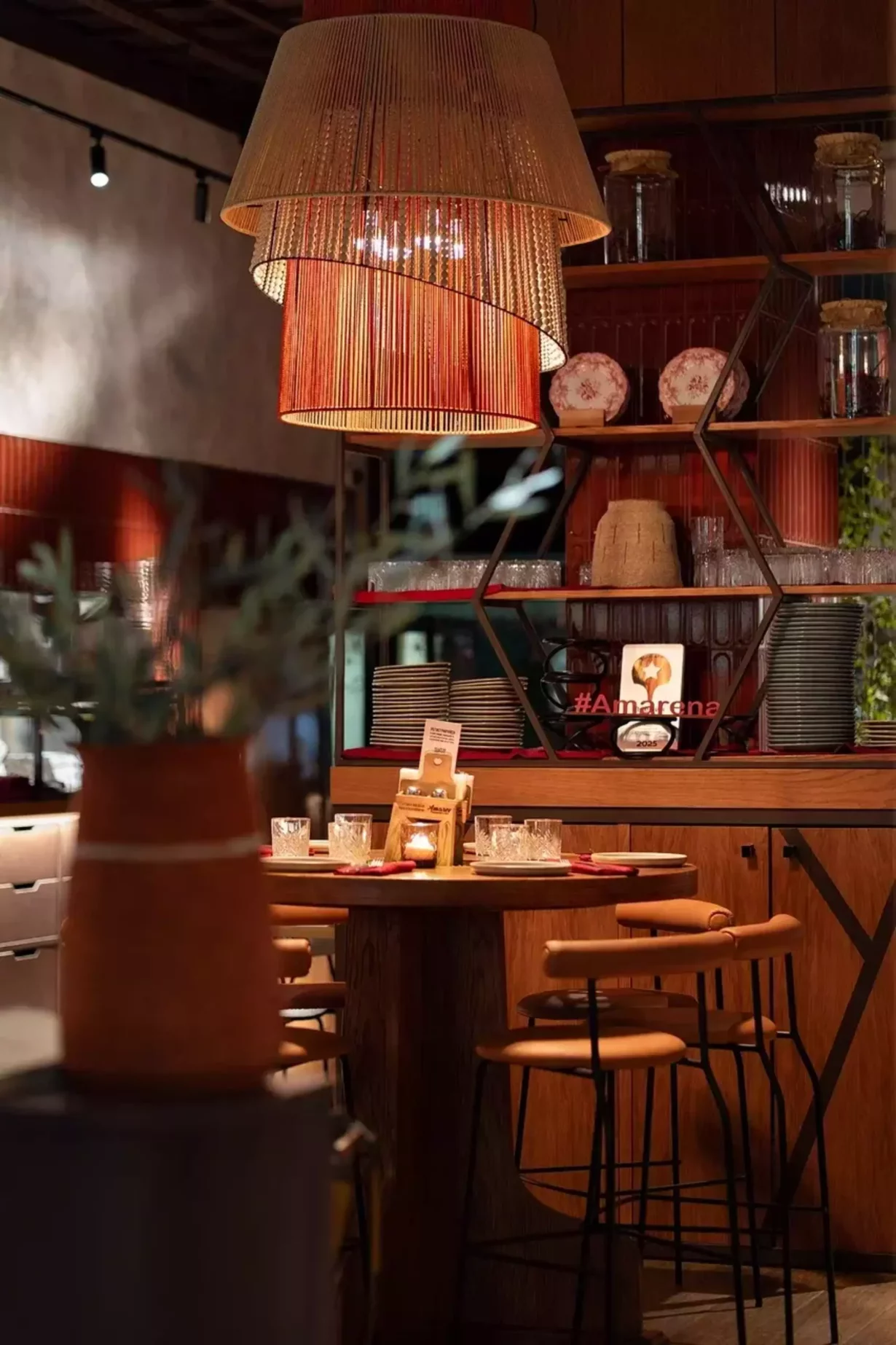 Интерьер/Экстерьер/Банкетная зона/Бар/Стол для двоих/Вход/Главный зал/Lounge зона ресторан Amarena фото