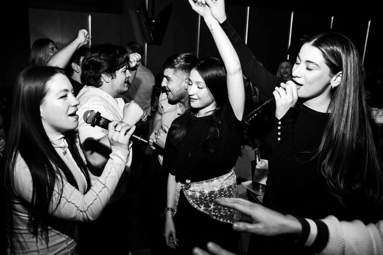 Интерьер/Экстерьер/Банкетная зона/Бар/Стол для двоих/Вход/Главный зал/Lounge зона караоке-клуб Grammy's Караоке фото