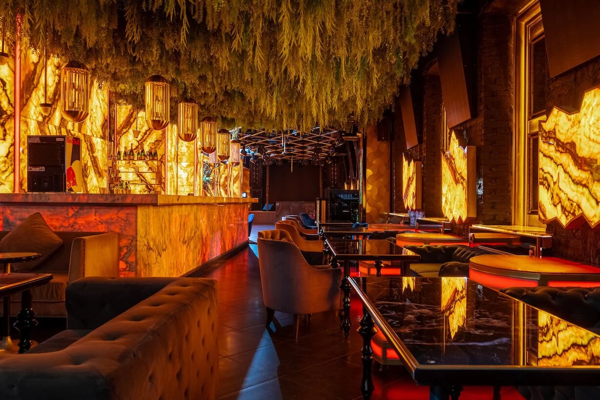 Интерьер/Экстерьер/Банкетная зона/Бар/Стол для двоих/Вход/Главный зал/Lounge зона клуб Project фото