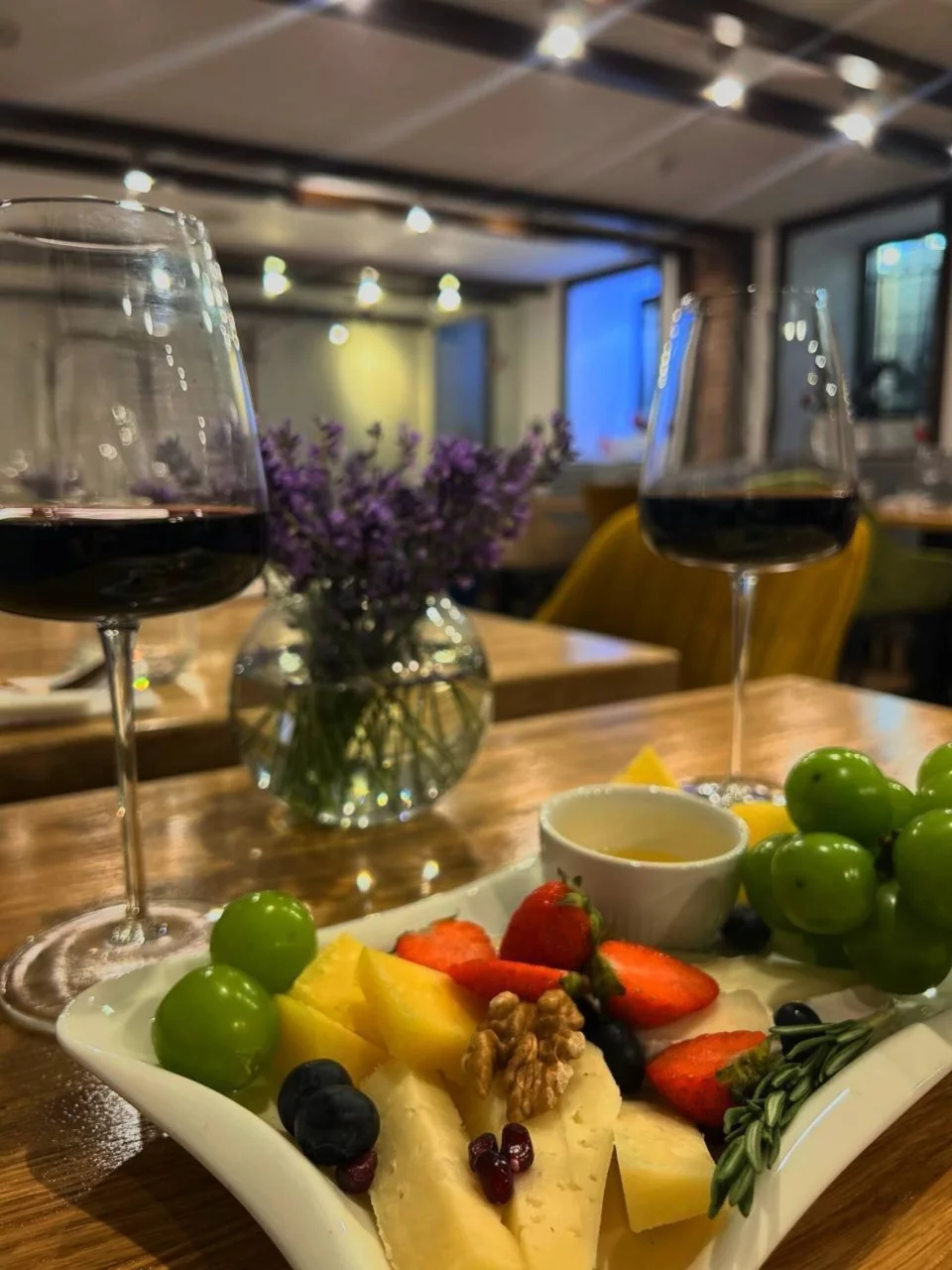 Интерьер/Экстерьер/Банкетная зона/Бар/Стол для двоих/Вход/Главный зал/Lounge зона ресторан Le Bistrot de la Ferm фото