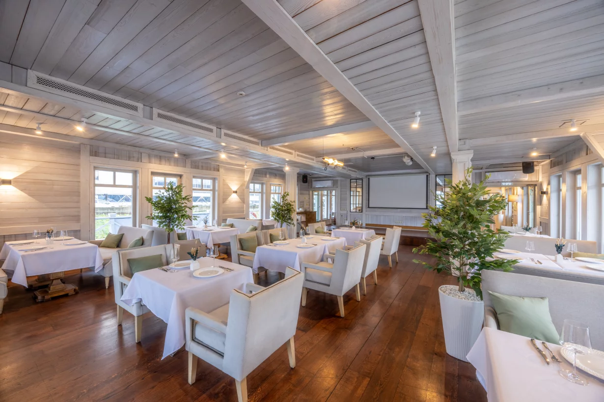 Интерьер/Экстерьер/Банкетная зона/Бар/Стол для двоих/Вход/Главный зал/Lounge зона ресторан Понтон фото