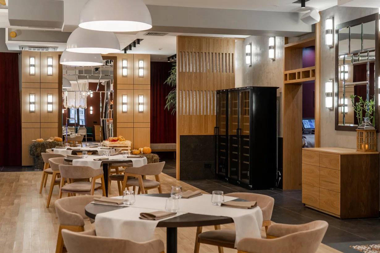 Интерьер/Экстерьер/Банкетная зона/Бар/Стол для двоих/Вход/Главный зал/Lounge зона ресторан Луч фото