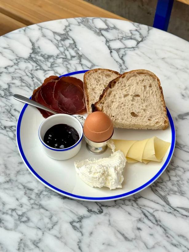 Интерьер/Экстерьер/Банкетная зона/Бар/Стол для двоих/Вход/Главный зал/Lounge зона кафе Café Alto фото