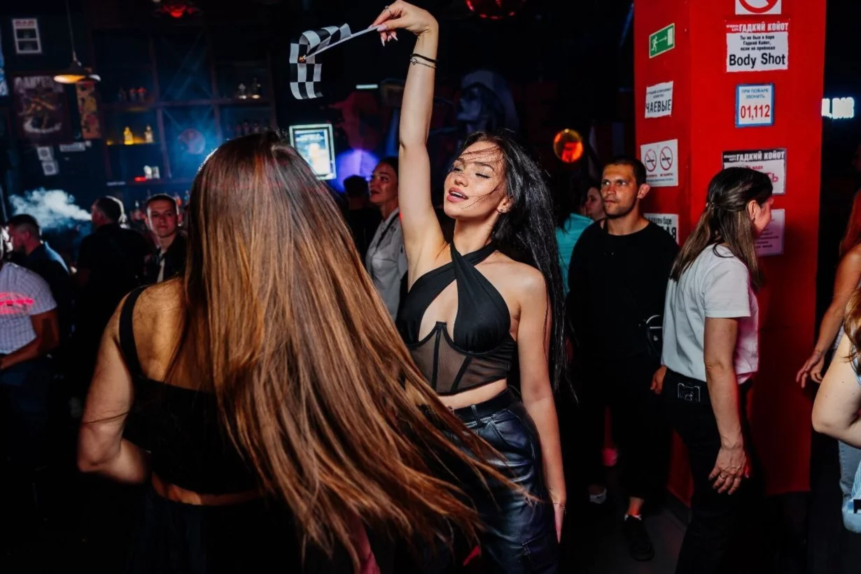 Интерьер/Экстерьер/Банкетная зона/Бар/Стол для двоих/Вход/Главный зал/Lounge зона бар Гадкий койот фото