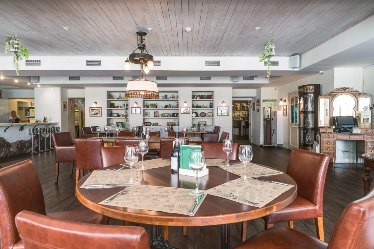 Большой белый зал Stroganoff Bar & Grill