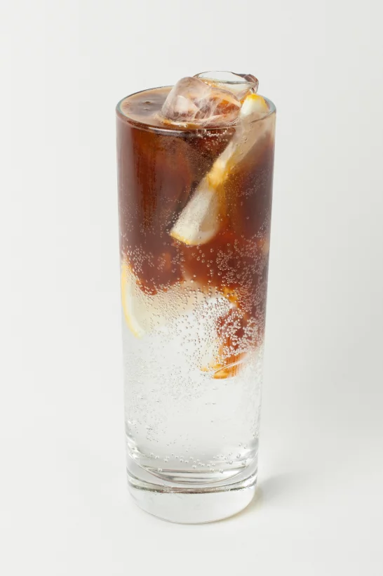 Интерьер/Экстерьер/Банкетная зона/Бар/Стол для двоих/Вход/Главный зал/Lounge зона кофейня Surf Coffee x Station фото