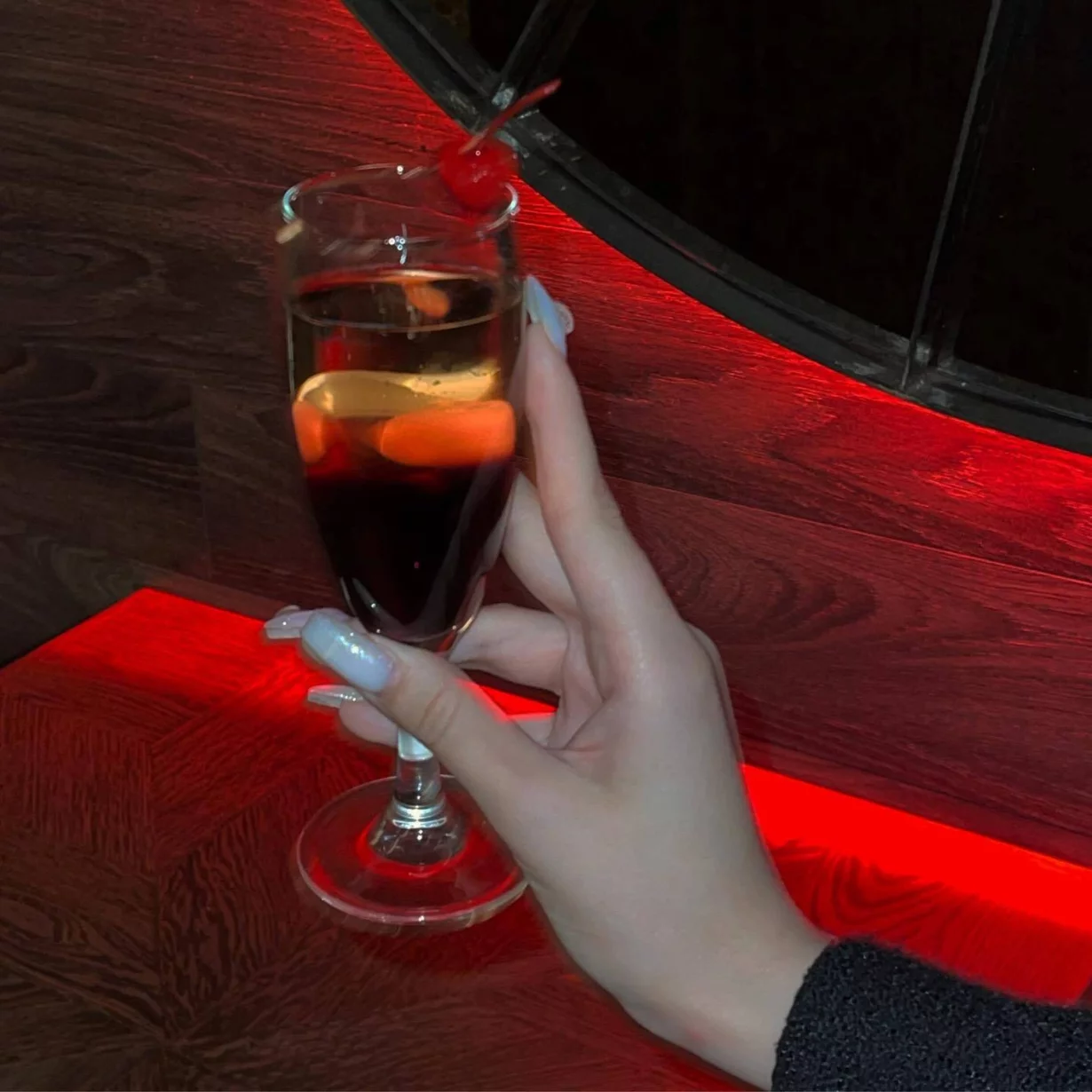 Интерьер/Экстерьер/Банкетная зона/Бар/Стол для двоих/Вход/Главный зал/Lounge зона караоке-клуб Мариус фото