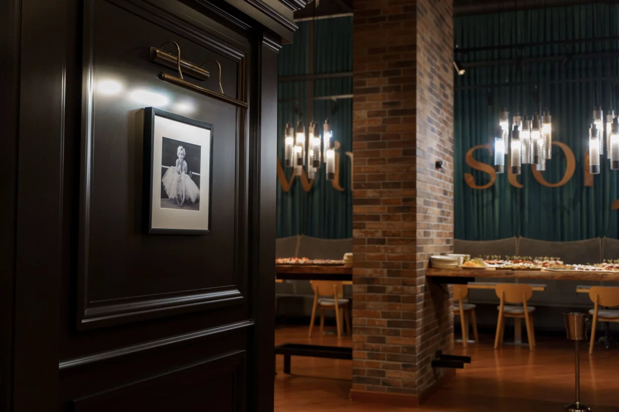 Интерьер/Экстерьер/Банкетная зона/Бар/Стол для двоих/Вход/Главный зал/Lounge зона бар Wine Story фото