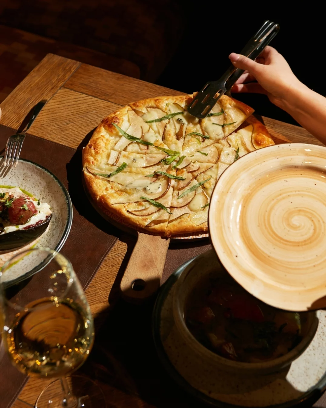 Интерьер/Экстерьер/Банкетная зона/Бар/Стол для двоих/Вход/Главный зал/Lounge зона ресторан Хачо и Пури фото