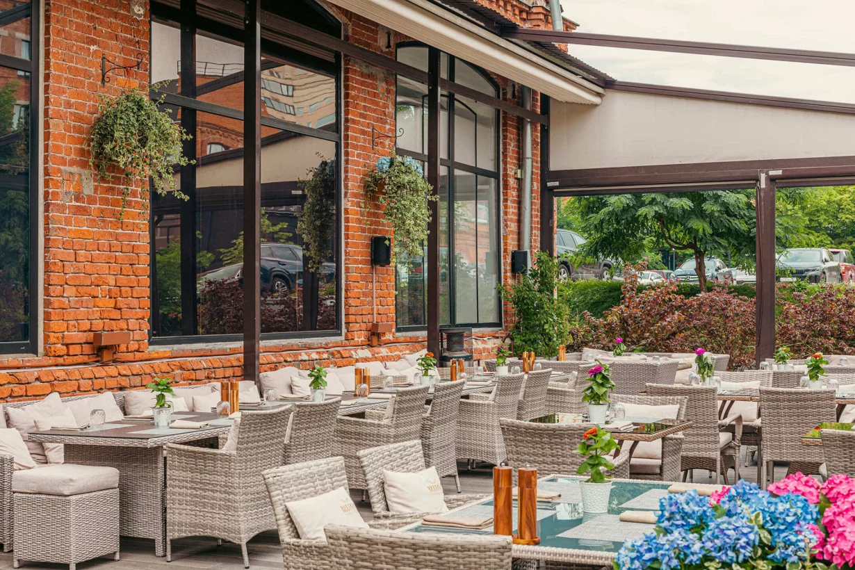 Интерьер/Экстерьер/Банкетная зона/Бар/Стол для двоих/Вход/Главный зал/Lounge зона ресторан Uhvat фото