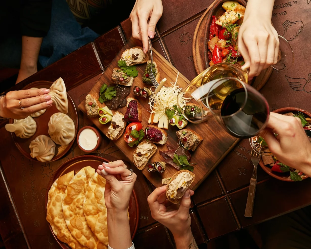 Интерьер/Экстерьер/Банкетная зона/Бар/Стол для двоих/Вход/Главный зал/Lounge зона ресторан ПхалиХинкали фото