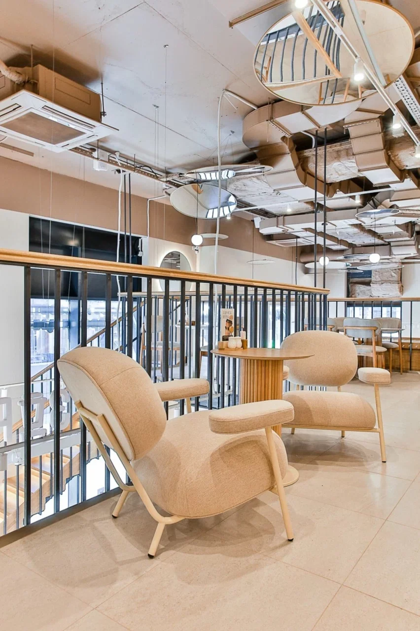 Интерьер/Экстерьер/Банкетная зона/Бар/Стол для двоих/Вход/Главный зал/Lounge зона кафе Здрасте фото