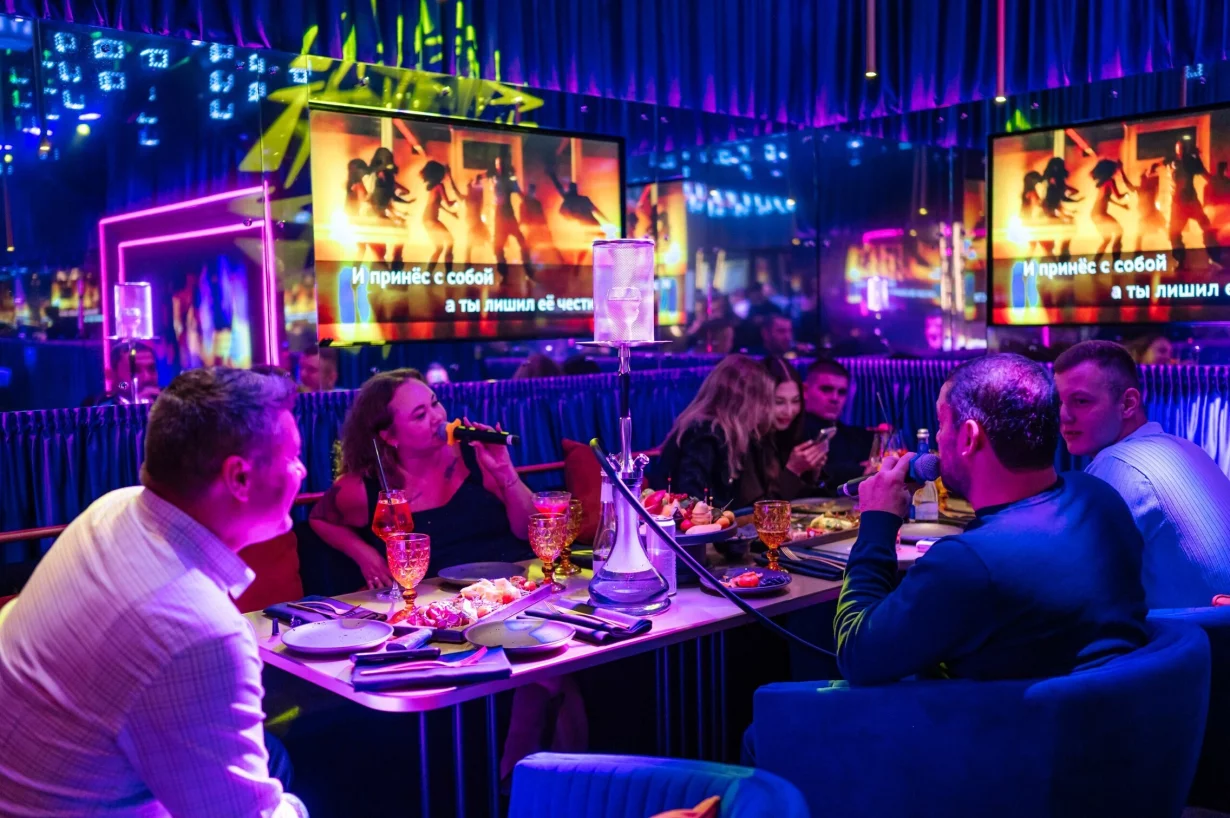Интерьер/Экстерьер/Банкетная зона/Бар/Стол для двоих/Вход/Главный зал/Lounge зона караоке-клуб Tunes фото