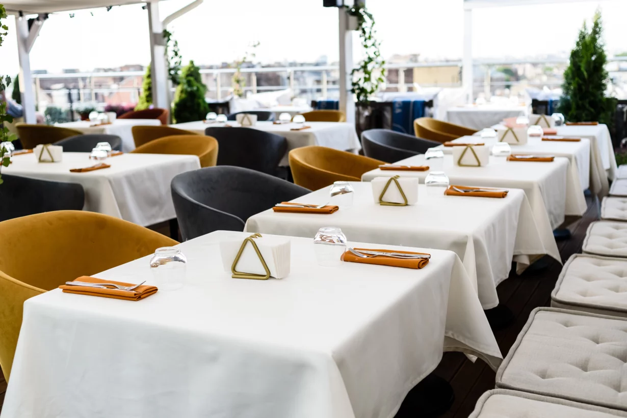 Интерьер/Экстерьер/Банкетная зона/Бар/Стол для двоих/Вход/Главный зал/Lounge зона ресторан Паруса на крыше фото