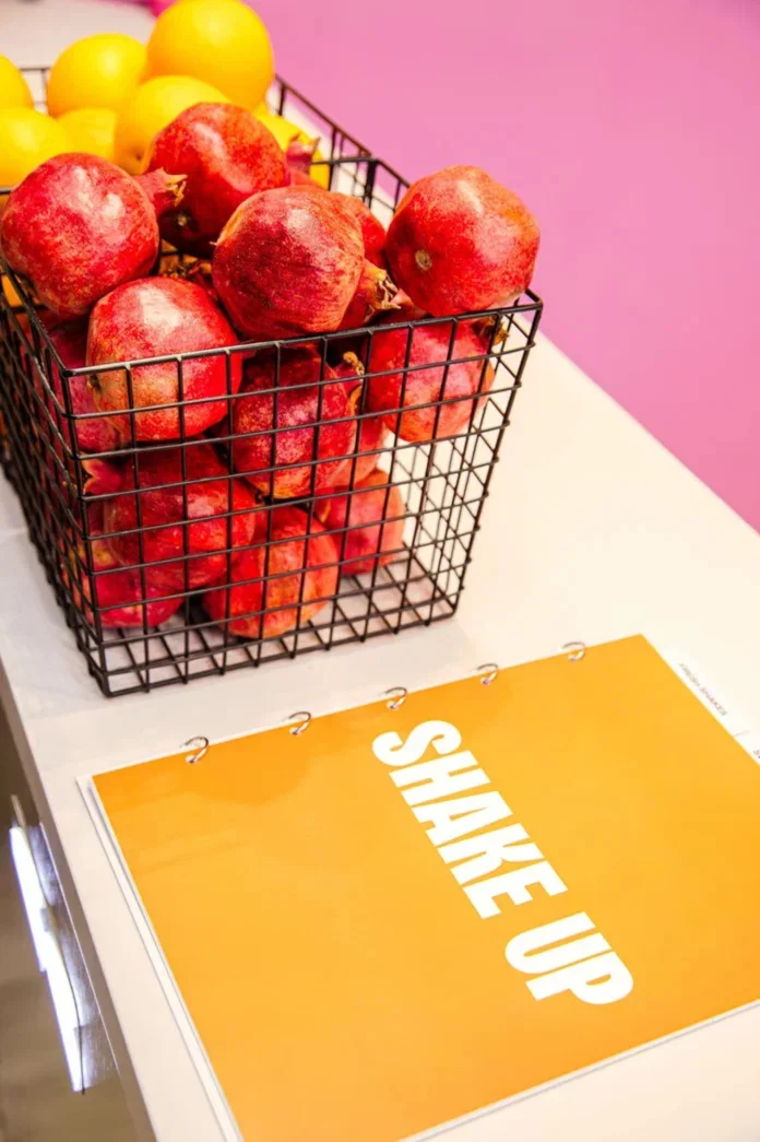 Интерьер/Экстерьер/Банкетная зона/Бар/Стол для двоих/Вход/Главный зал/Lounge зона корнер Shake Up фото