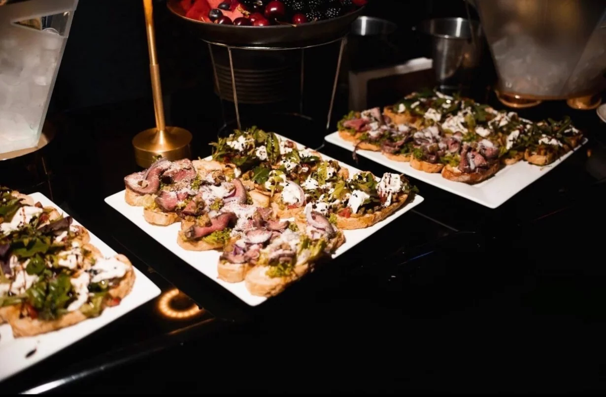 Интерьер/Экстерьер/Банкетная зона/Бар/Стол для двоих/Вход/Главный зал/Lounge зона караоке-клуб Pesnya Karaoke & Club фото