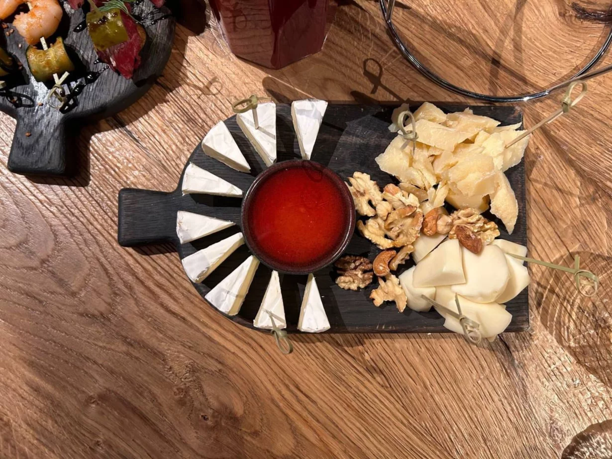 Интерьер/Экстерьер/Банкетная зона/Бар/Стол для двоих/Вход/Главный зал/Lounge зона банкетный зал Favorit Premium Cafe фото