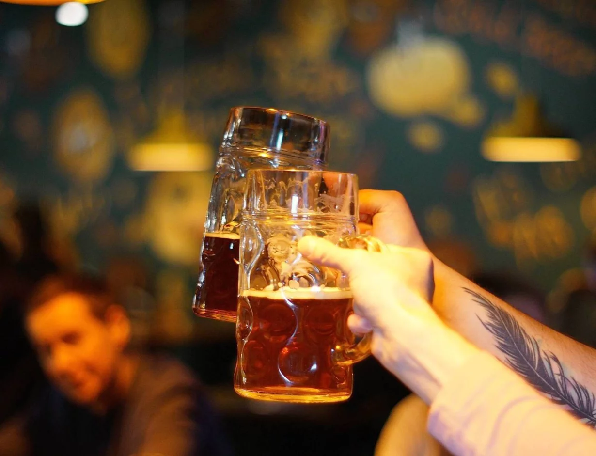 Интерьер/Экстерьер/Банкетная зона/Бар/Стол для двоих/Вход/Главный зал/Lounge зона бар Beer & Fries фото