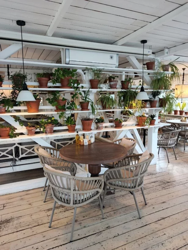 Интерьер/Экстерьер/Банкетная зона/Бар/Стол для двоих/Вход/Главный зал/Lounge зона ресторан Donna Olivia фото