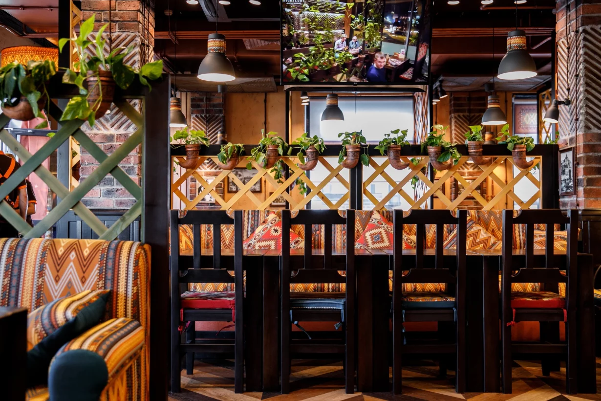 Интерьер/Экстерьер/Банкетная зона/Бар/Стол для двоих/Вход/Главный зал/Lounge зона ресторан ПхалиХинкали фото