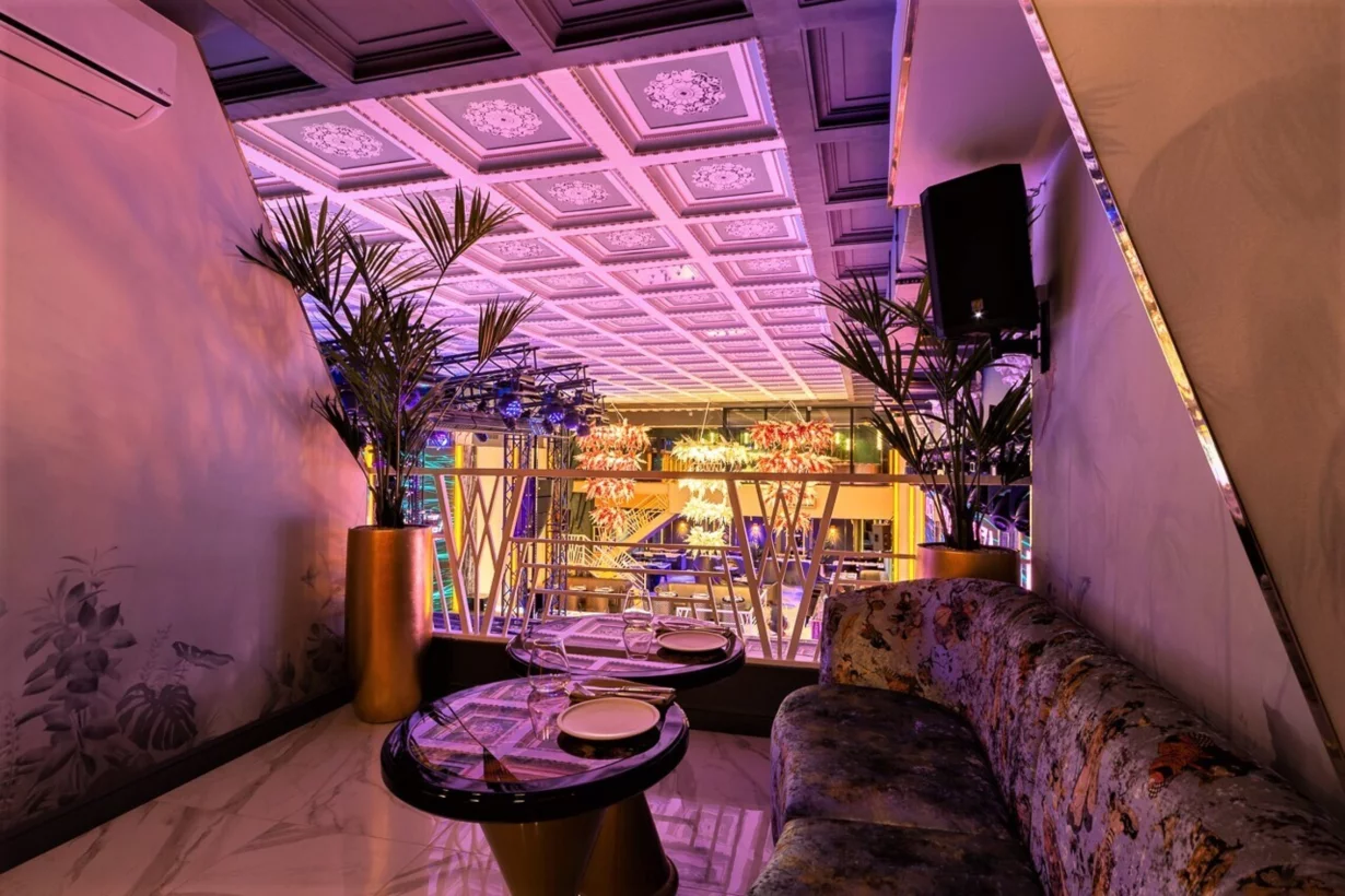 Интерьер/Экстерьер/Банкетная зона/Бар/Стол для двоих/Вход/Главный зал/Lounge зона клуб Ibiza фото