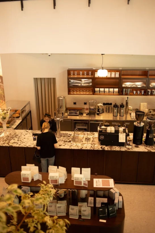 Интерьер/Экстерьер/Банкетная зона/Бар/Стол для двоих/Вход/Главный зал/Lounge зона кофейня Skuratov Coffee фото