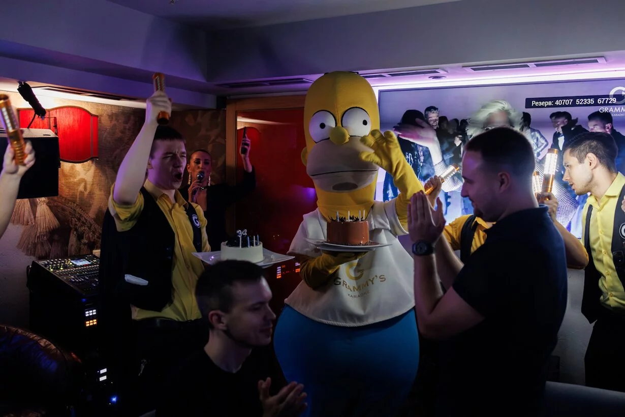 Интерьер/Экстерьер/Банкетная зона/Бар/Стол для двоих/Вход/Главный зал/Lounge зона караоке-клуб Grammy's Караоке фото