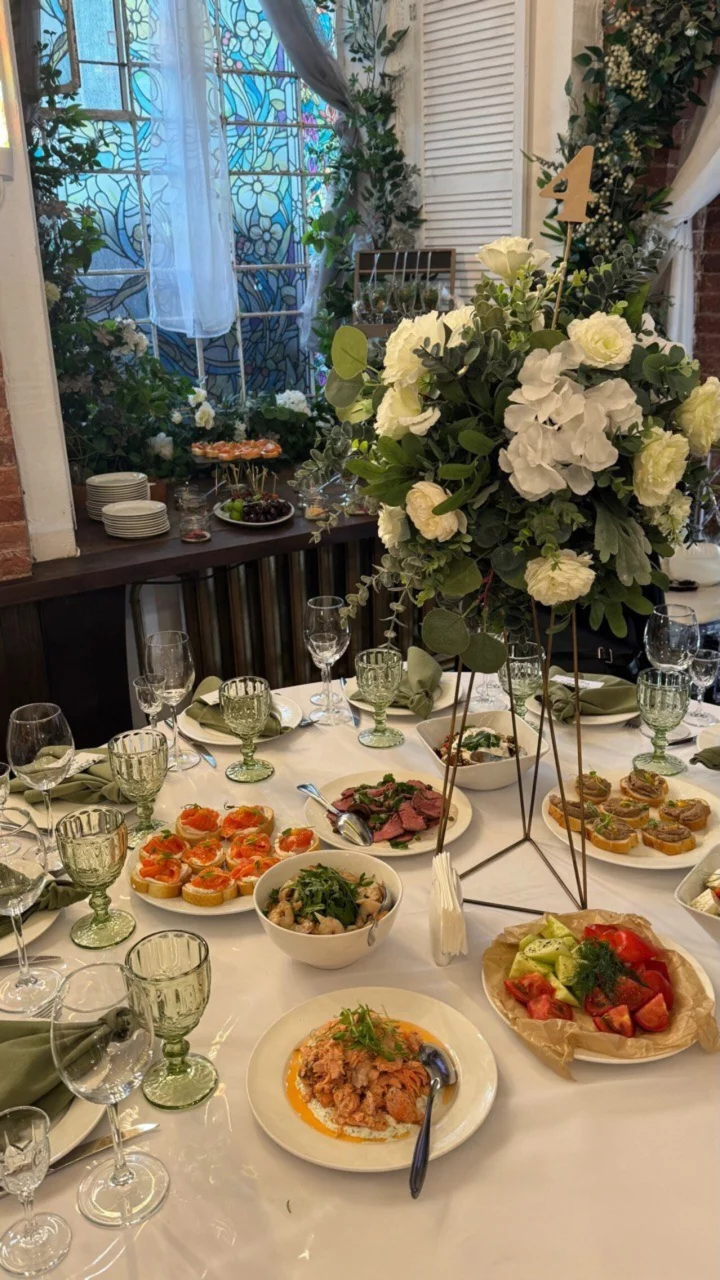 Интерьер/Экстерьер/Банкетная зона/Бар/Стол для двоих/Вход/Главный зал/Lounge зона лофт Family Loft фото