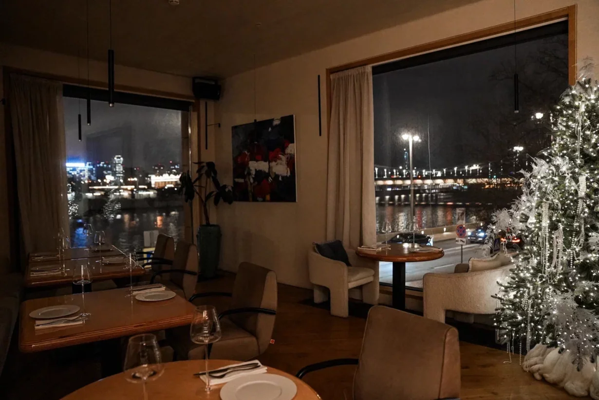 Интерьер/Экстерьер/Банкетная зона/Бар/Стол для двоих/Вход/Главный зал/Lounge зона ресторан Sansa фото