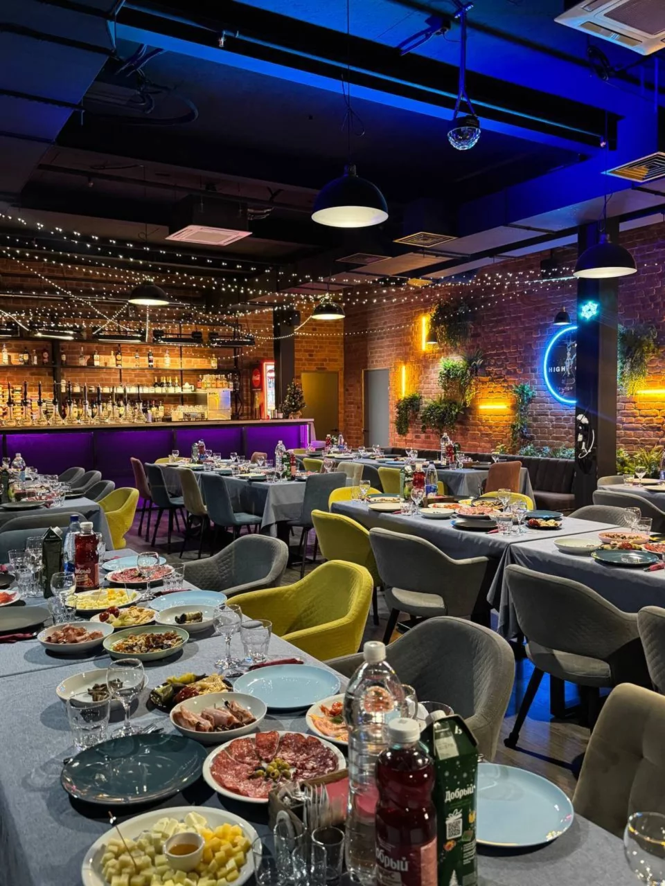 Интерьер/Экстерьер/Банкетная зона/Бар/Стол для двоих/Вход/Главный зал/Lounge зона клуб High Ground фото