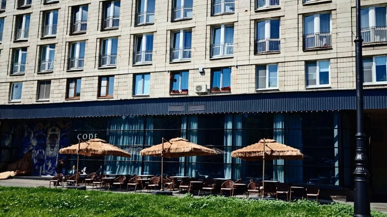 Интерьер/Экстерьер/Банкетная зона/Бар/Стол для двоих/Вход/Главный зал/Lounge зона ресторан Code фото