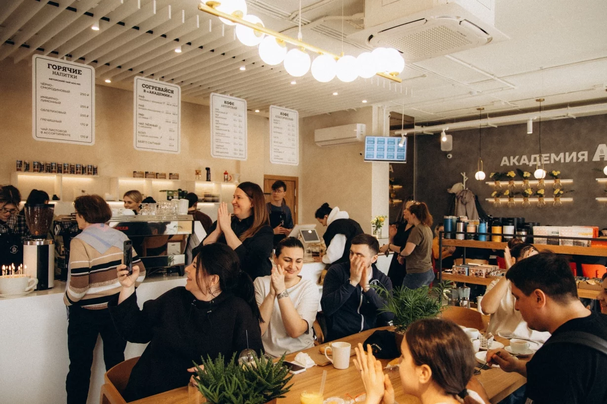 Интерьер/Экстерьер/Банкетная зона/Бар/Стол для двоих/Вход/Главный зал/Lounge зона кофейня Академия кофе фото