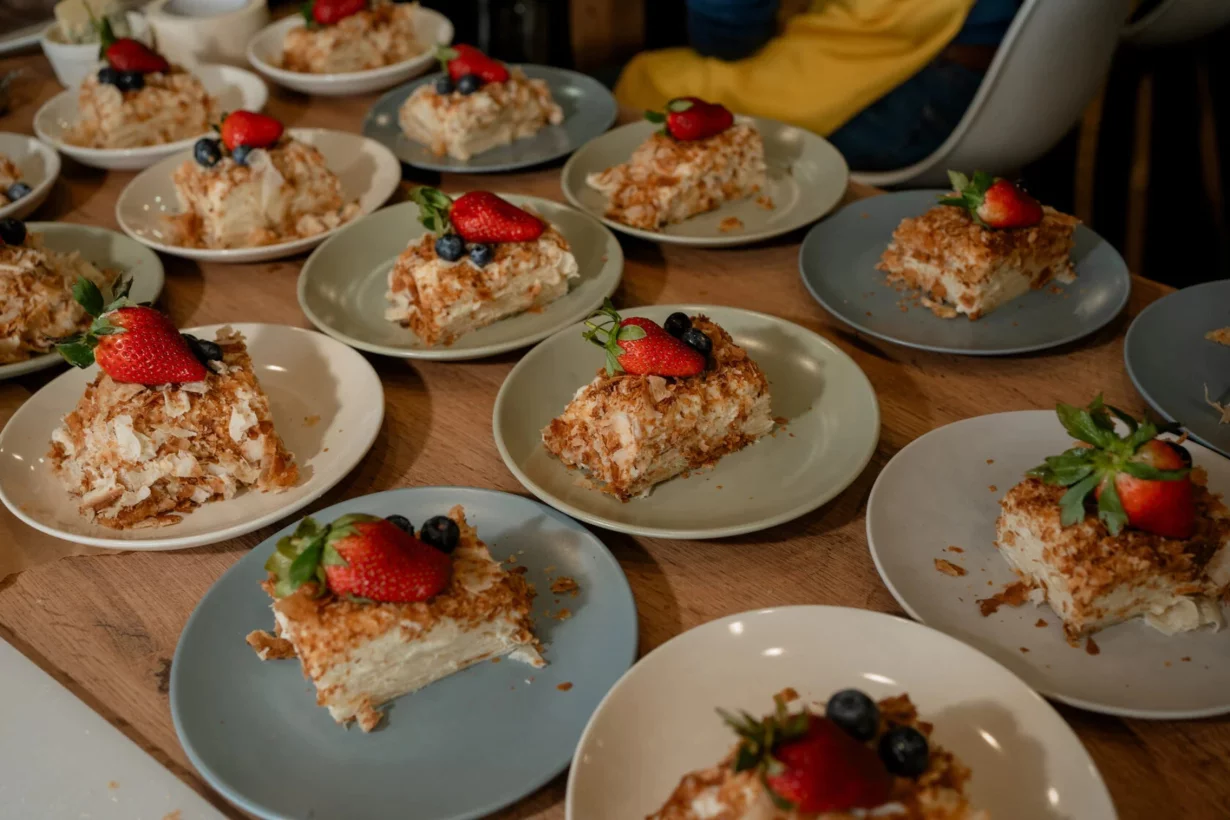 Интерьер/Экстерьер/Банкетная зона/Бар/Стол для двоих/Вход/Главный зал/Lounge зона кулинарная студия Просто Vkusno фото