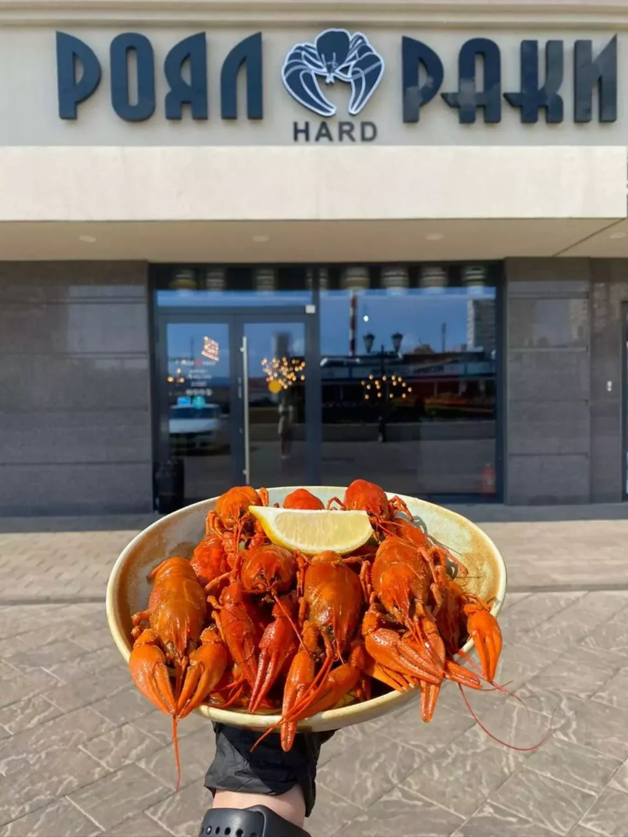 Интерьер/Экстерьер/Банкетная зона/Бар/Стол для двоих/Вход/Главный зал/Lounge зона ресторан Роял Раки by Angela фото