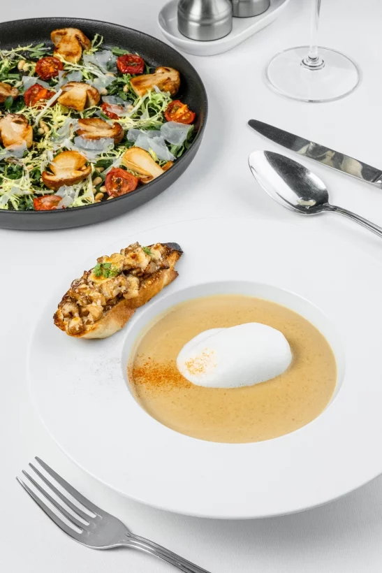 Интерьер/Экстерьер/Банкетная зона/Бар/Стол для двоих/Вход/Главный зал/Lounge зона ресторан La Marée фото