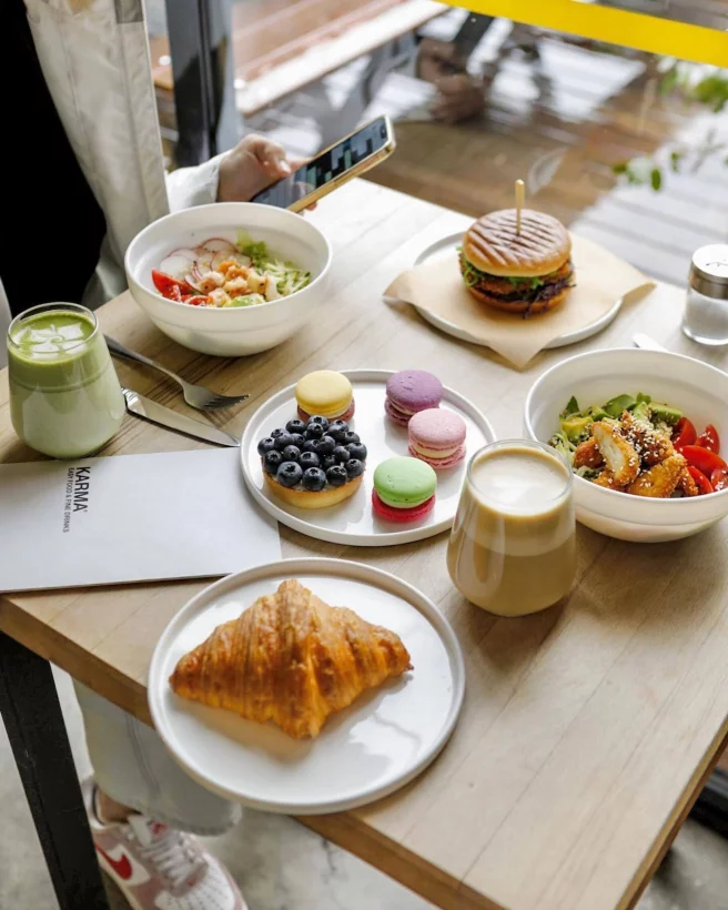 Интерьер/Экстерьер/Банкетная зона/Бар/Стол для двоих/Вход/Главный зал/Lounge зона кафе Karma фото