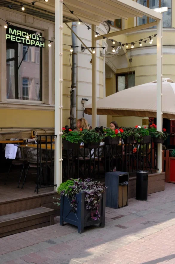 Интерьер/Экстерьер/Банкетная зона/Бар/Стол для двоих/Вход/Главный зал/Lounge зона ресторан The Бык фото