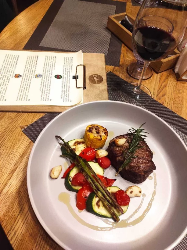 Интерьер/Экстерьер/Банкетная зона/Бар/Стол для двоих/Вход/Главный зал/Lounge зона паб Куба фото