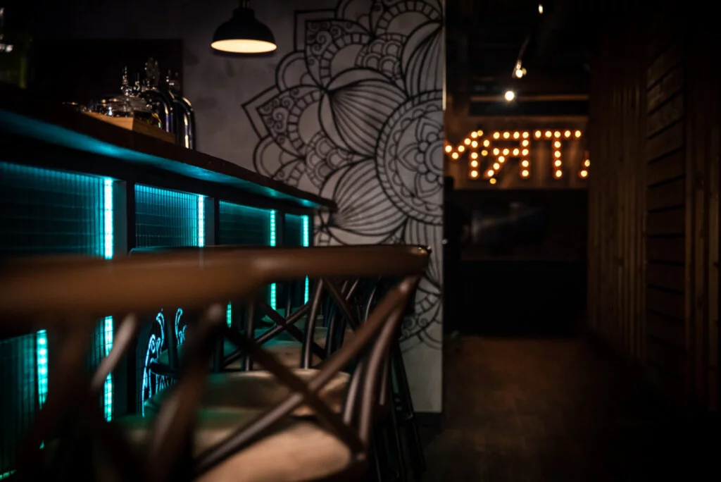 Интерьер/Экстерьер/Банкетная зона/Бар/Стол для двоих/Вход/Главный зал/Lounge зона кальянная Мята Lounge фото