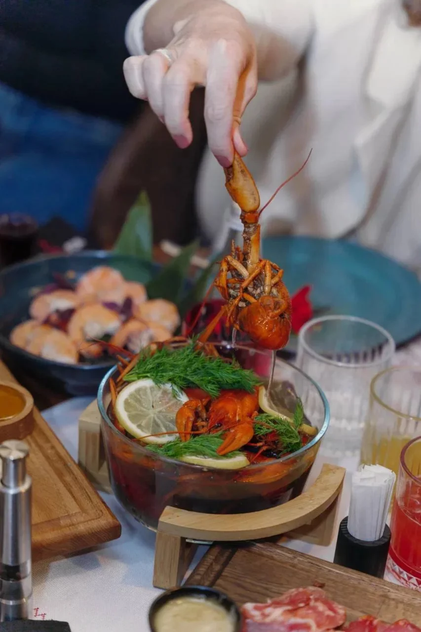 Интерьер/Экстерьер/Банкетная зона/Бар/Стол для двоих/Вход/Главный зал/Lounge зона ресторан Усы и клешни фото