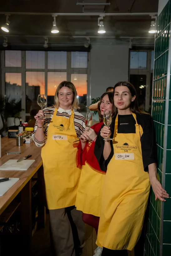 Интерьер/Экстерьер/Банкетная зона/Бар/Стол для двоих/Вход/Главный зал/Lounge зона кулинарная студия Просто Vkusno фото